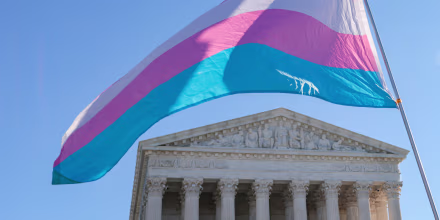 La Corte Suprema impide a Trump restringir tratamientos de afirmación de género a personas trans en prisión