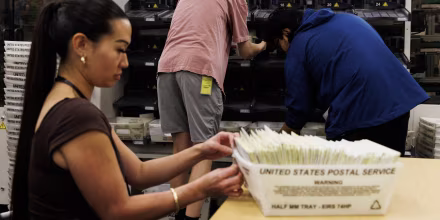 Corte de apelaciones da un revés al intento de Trump de descartar 20,000 boletas enviadas por correo en California