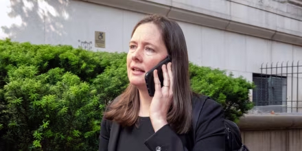 Juez ordena al Departamento de Justicia que restituya a la fiscal federal Maurene Comey, hija del exdirector del FBI