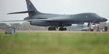 EE.UU. retira sus bombarderos de la base aérea en Reino Unido donde se investiga un presunto intento de ataque terrorista