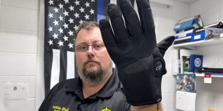 “Fatiga, dolor y miedo a recibir otra descarga”: ensayo revela los efectos de los guantes eléctricos de ICE
