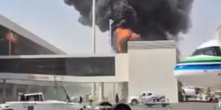Ataque contra aeropuerto en la capital saudita deja 12 muertos: Trump "considera" unirse a ataques en Yemen