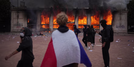 Las protestas en Francia dejan edificios dañados, negocios saqueados y 2,000 manifestantes bajo arresto