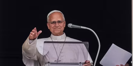 En su primera aparición desde la cirugía, el papa dice que retomará su trabajo poco a poco