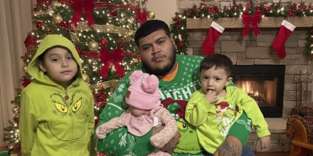 José Reyes junto con sus hijos en una celebración navideña.