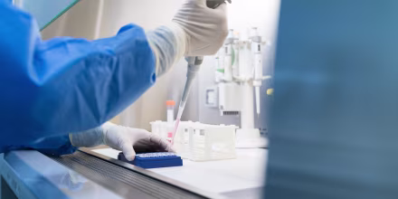 Estos son los investigadores que se van de EE.UU. por los recortes presupuestarios de Trump y la politización de la ciencia
