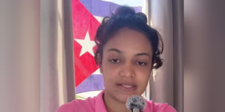 Cuba condena a una joven de 21 años por grabar con su celular a un policía