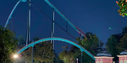Policía investiga muerte de hombre que cayó de montaña rusa en parque de Six Flags