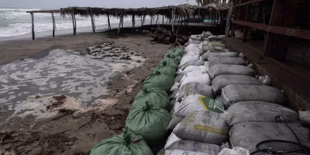 El huracán Rachel de categoría 3 causa estragos en las costas del Pacífico de México