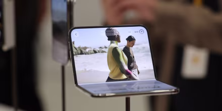 La venta del iPhone Duo, el primer teléfono plegable de Apple, provoca largas filas
