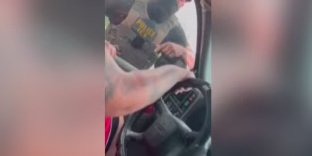 Agentes de ICE sacan a un ciudadano de EE.UU. de su auto en violento arresto en Texas