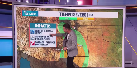 Inundaciones y tornados causan estragos en la Costa Oeste del país