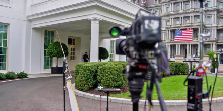 Una corte ordena restablecer el acceso a la Casa Blanca a los medios vetados por Trump