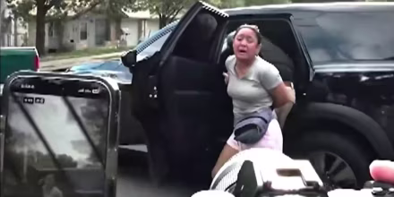 Agentes de ICE detienen a una madre hondureña en Austin mientras implora por el cuidado de sus hijas
