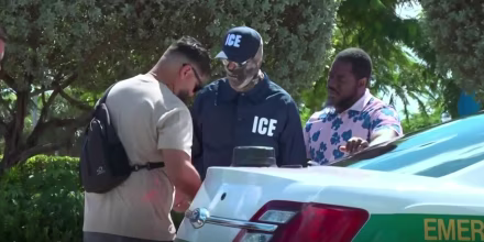 Arrestan en Miami a un hombre que fingió ser agente de ICE en centro de votación