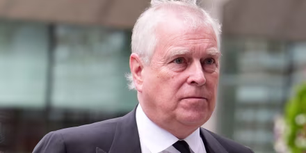 Reportan que expríncipe Andrew demandó a la policía británica por su detención y registro de su casa