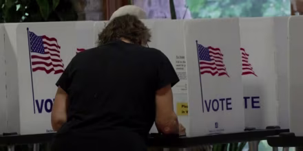 Casi el 80% de los votantes latinos está preocupado por el costo de la vida
