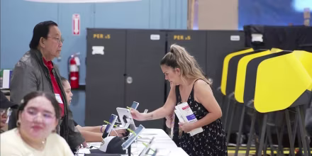 Comienza el voto anticipado en California en medio de disputa por 20,000 boletas
