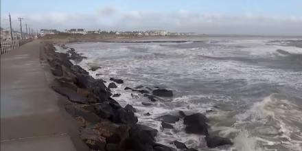 El primer nor'easter de la temporada causa inundaciones y fuertes vientos en la Costa Este