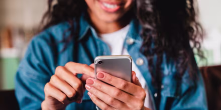 El 53% de los adultos en EE.UU. admite que pasa mucho tiempo en su teléfono