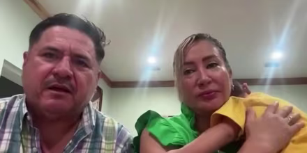 Una pareja cuida a un niño de 2 años mientras sus padres deportados buscan reunirse con él