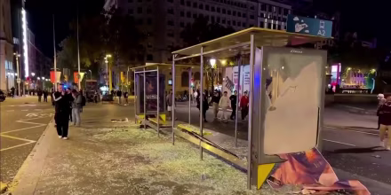 En Barcelona limpian los destrozos que dejaron los saqueos y enfrentamientos durante las protestas