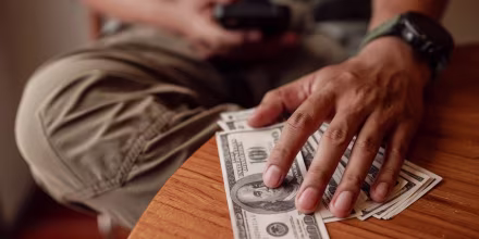 El 60% de estadounidenses se ha visto obligado a recortar sus gastos, según encuesta
