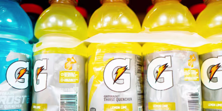 Retiran del mercado más de 120,000 cajas de Gatorade por colorantes no declarados