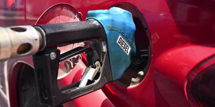 Precio del diésel rompe récord: $5.85 por galón debido a los conflictos