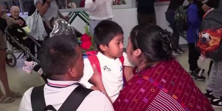 “Nos hacen falta los otros”: en Guatemala padres deportados reciben a hijos de EE.UU.