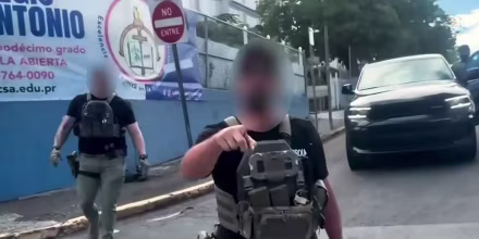 Agentes de ICE y miembros de una comunidad tienen un tenso enfrentamiento en Puerto Rico