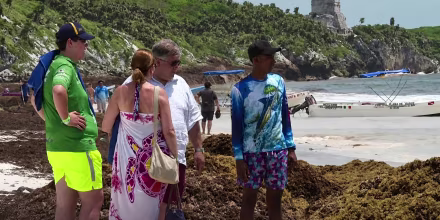 La caída del turismo en Tulum preocupa a comerciantes por el sargazo y las denuncias de extorsión
