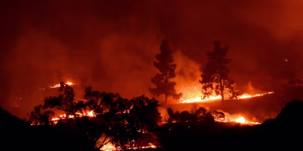 Bomberos luchan contra el incendio Bryson que avanza rápidamente en Malibú, California