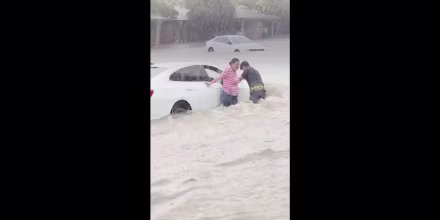 Pasajeros abandonan sus autos por inundaciones en Texas