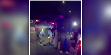 Una mujer grita desesperada mientras agentes arrestan a su esposo en Stockton