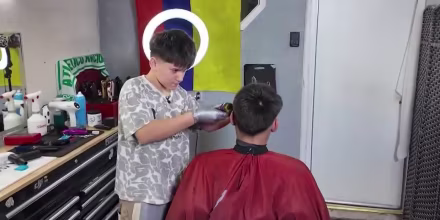 Un niño hispano inició su barbería y ahora atiende a estrellas de la música