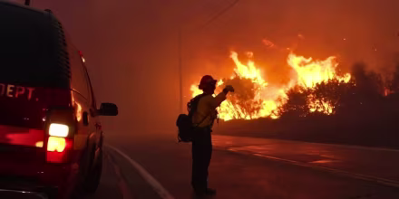 Múltiples incendios amenazan el sur de California en medio de vientos de hasta 70 millas por hora