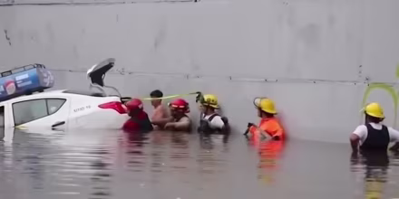 Las lluvias en zonas de México causan inundaciones severas y hasta socavones