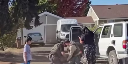 Agentes detienen a un abuelo frente a su nieto con autismo en el estado de Washington