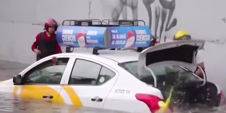 6 personas mueren por intoxicación atrapadas en una 'combi' en las inundaciones de México