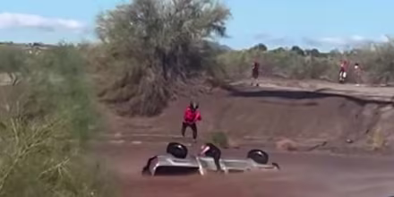 En video: Así fue el dramático rescate de un hombre subido en un techo en Arizona