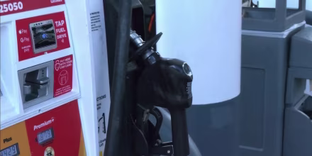 El alza récord de la gasolina afecta a unos 50 millones que viajaron durante Labor Day