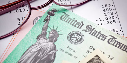 Quiénes podrían recibir el cheque de $500 que prometió Trump por gastos de salud