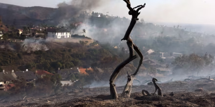 Miles de personas son evacuadas en California ante incendios por los vientos de Santa Ana