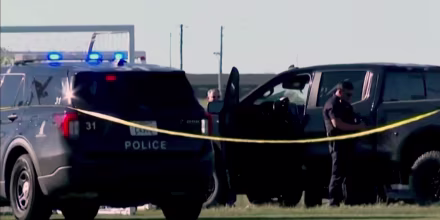Una camioneta mata a dos personas tras irrumpir en un campo de fútbol en Kansas