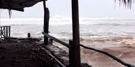 El huracán Trudy castiga con fuertes lluvias y vientos de categoría 1 a la costa de México