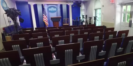 Trump sugiere vaciar la sala de prensa de la Casa Blanca en plena batalla con los medios