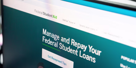 Así puede llenar la aplicación de FAFSA para los préstamos estudiantiles universitarios