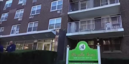 Acusan a un hombre de lanzar a una madre latina y a su bebé de edificio en el Bronx