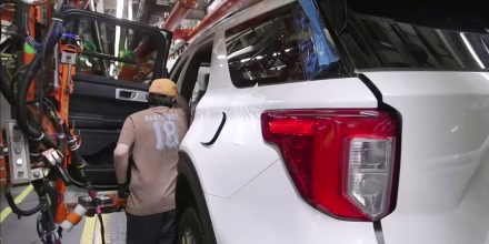 Los autos nuevos pueden costar menos, pero gastarán más gasolina con las nuevas reglas de Trump